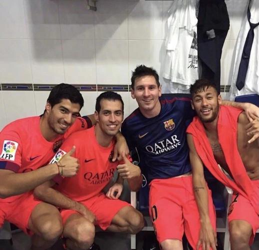 记者：梅西离开球场，路上多次停下脚步与球迷合影