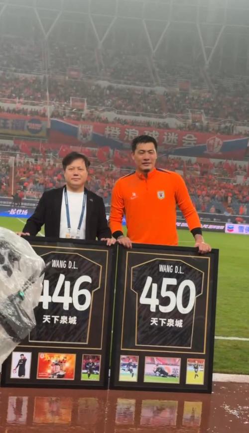 王大雷现场观战WTA宁波站单打决赛,他昨天在杭州踢完中超