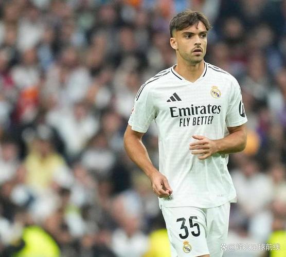 劳尔-阿森西奥抵达训练基地为球迷签名，皇马进行欧冠前最后一练