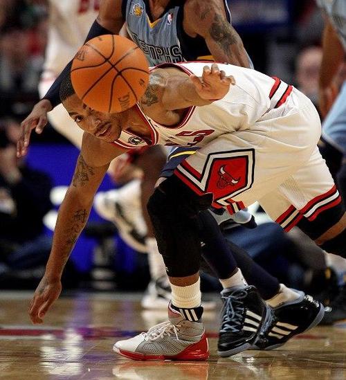 积极！阿伦飞身救球与阿特金森抱在一起 还撞翻爆米花桶！