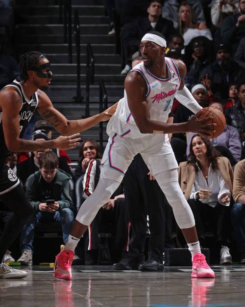 韦尔：阿德巴约总是提醒我有身高优势 他帮助我很多