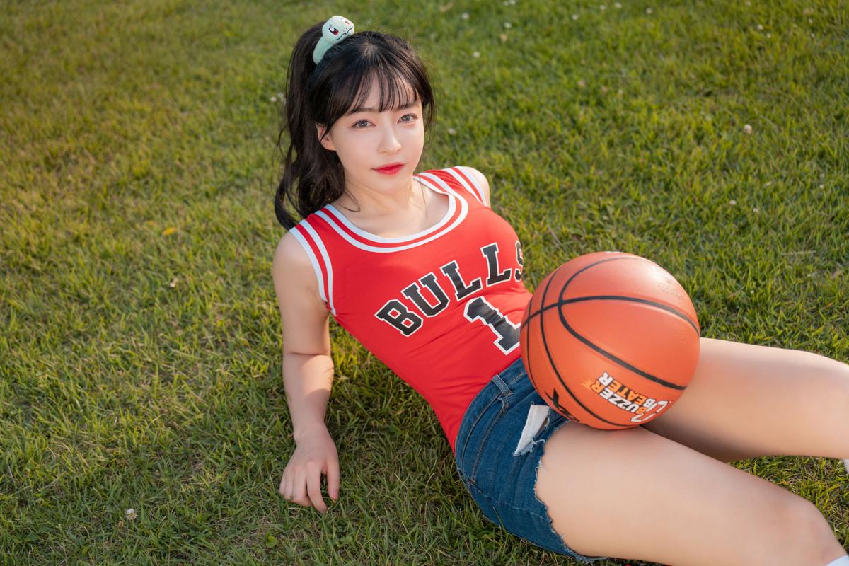 穿077球衣坐老詹身后的性感女球迷 晒自己打球美照~她真的爱篮球