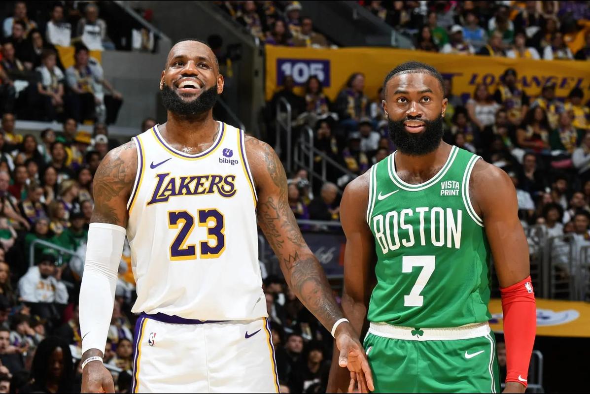 询问是否应该植发!杰伦-布朗:确实在直播中给詹姆斯打电话了