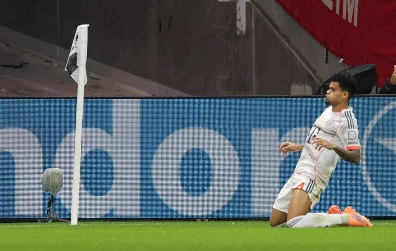 基米希：阿什拉夫当时正要进行卡位，迪亚斯才碰巧踢到了小腿