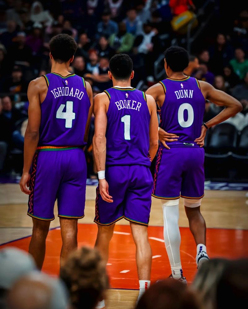 详细阅读:布克:我是队里老新秀了 看今年的菜鸟搞怪玩小把戏很有意思 布克:我是队里老新秀了 看今年的菜鸟搞怪玩小把戏很有意思