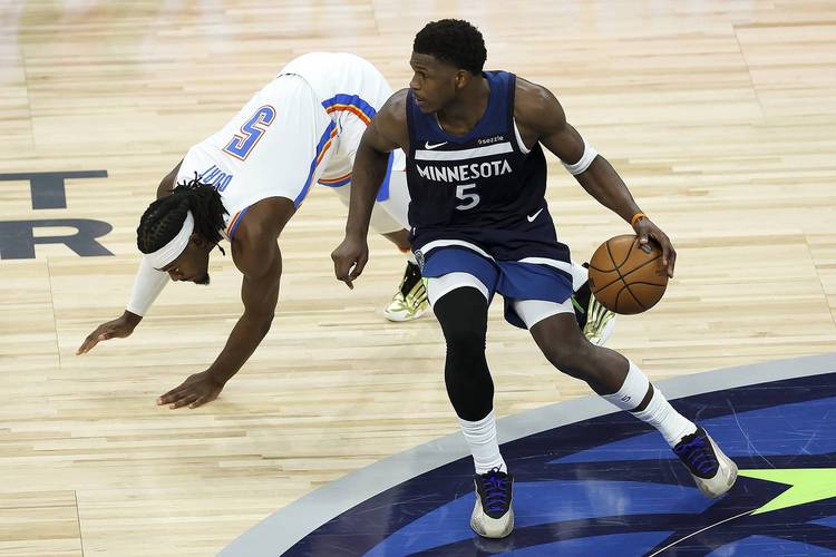 详细阅读:麦克丹尼尔斯:只要迪文岑佐绕掩护出来 第一时间找他投篮 麦克丹尼尔斯:只要迪文岑佐绕掩护出来 第一时间找他投篮