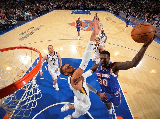 详细阅读:贡献三双!兰德尔12中6拿下19分11板10助2断 贡献三双!兰德尔12中6拿下19分11板10助2断