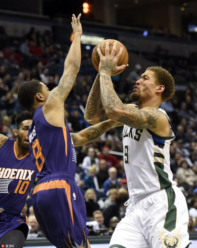 详细阅读:给新秀开课!字母哥背打博伊尔斯轻松双手暴扣终结 给新秀开课!字母哥背打博伊尔斯轻松双手暴扣终结