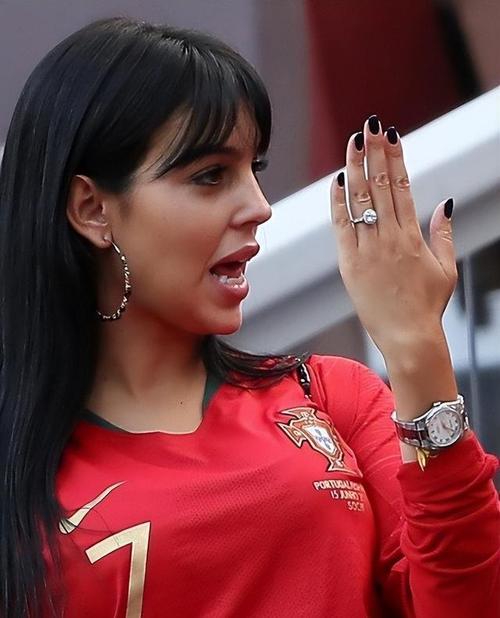 详细阅读:乔治娜晒迷你罗在U16国家队夺冠庆祝视频:妈妈为你骄傲 乔治娜晒迷你罗在U16国家队夺冠庆祝视频:妈妈为你骄傲