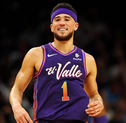 详细阅读:独木难支!布克上半场14中6得17分2板1助1断 罚球5中5&三分3中0 独木难支!布克上半场14中6得17分2板1助1断 罚球5中5&三分3中0