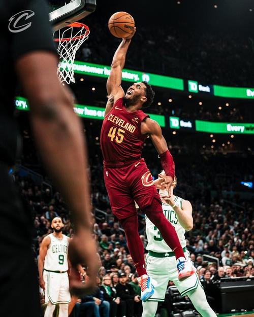 所向披靡!米切尔第三节6中5怒轰15分2板3助 带队领先到20分!